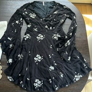 Free People Size 0 Black Bell Sleeve Mini Dress w/ White Embroidered Florals